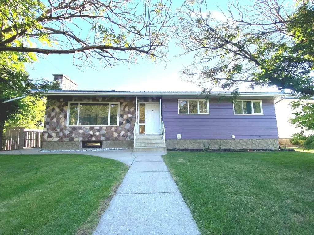 31 10 Street W Brooks AB T1R0C1