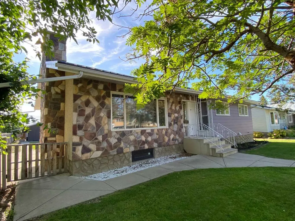 31 10 Street W Brooks AB T1R0C1