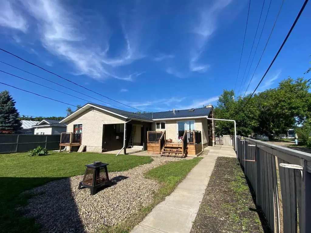 31 10 Street W Brooks AB T1R0C1
