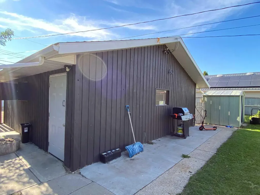 31 10 Street W Brooks AB T1R0C1