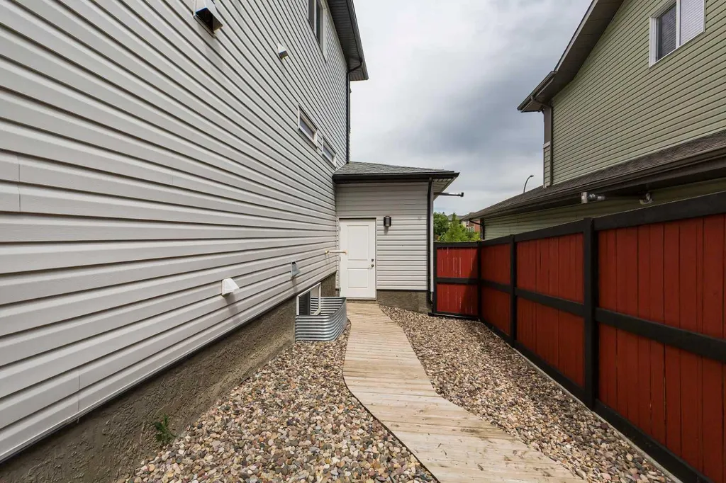 180 Firelight Way W Lethbridge AB T1J 4B2