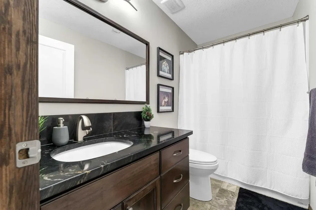 30 Vista Close SE Medicine Hat AB T1B0A9