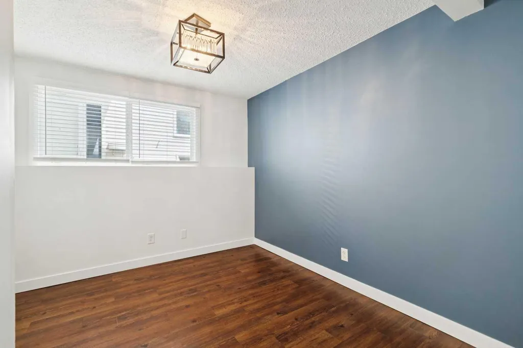 11424 8 Street SW Calgary AB T2W4J5