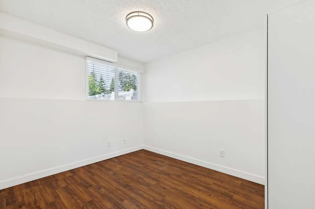 11424 8 Street SW Calgary AB T2W4J5