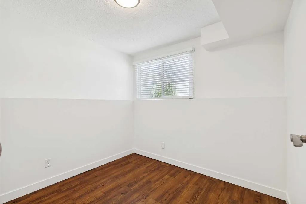 11424 8 Street SW Calgary AB T2W4J5