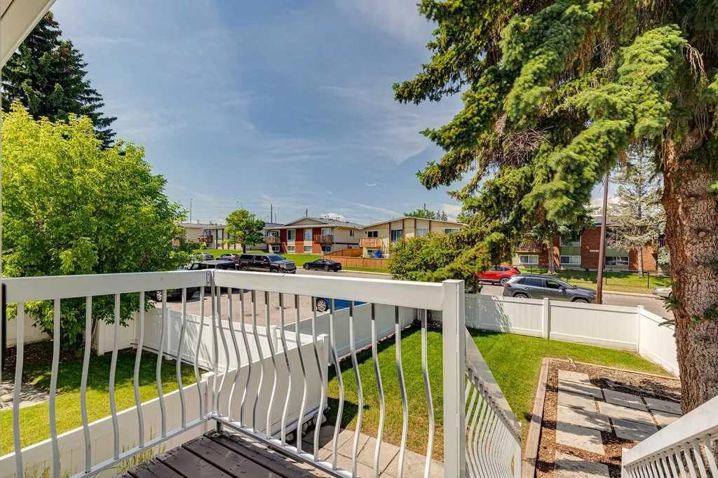 11424 8 Street SW Calgary AB T2W4J5