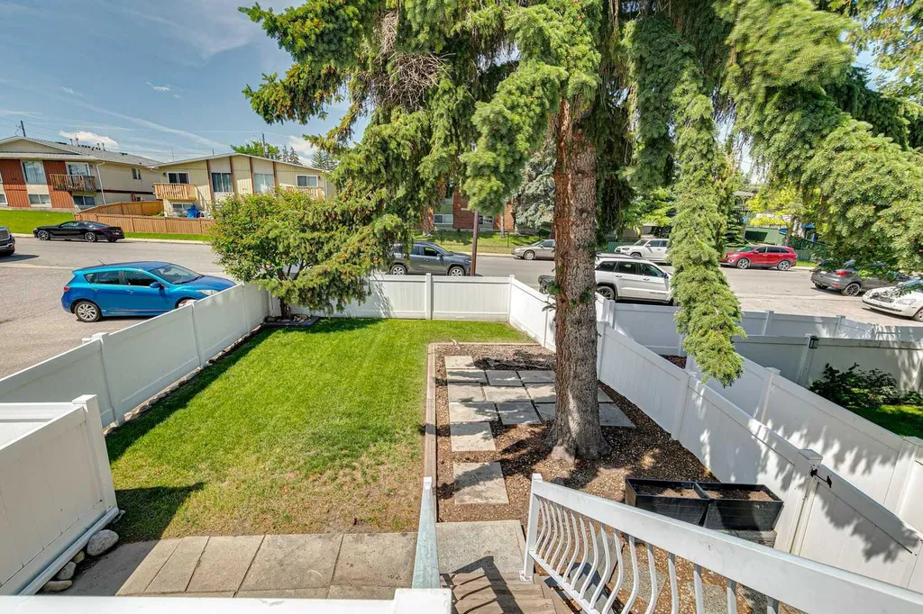 11424 8 Street SW Calgary AB T2W4J5
