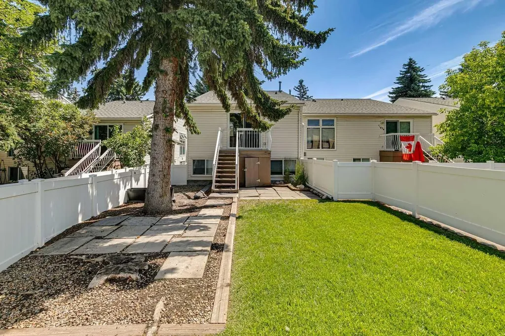 11424 8 Street SW Calgary AB T2W4J5