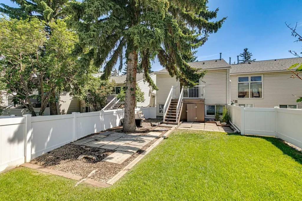 11424 8 Street SW Calgary AB T2W4J5
