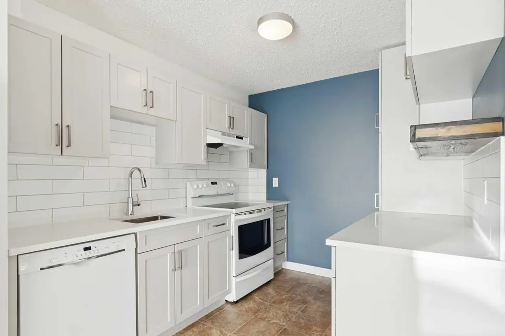 11424 8 Street SW Calgary AB T2W4J5