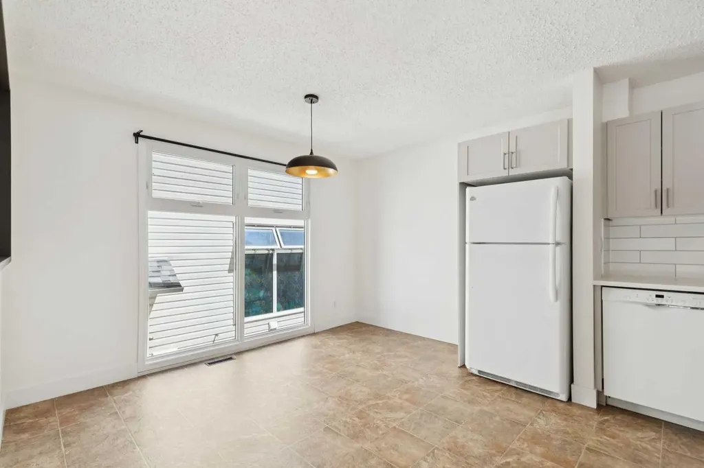 11424 8 Street SW Calgary AB T2W4J5
