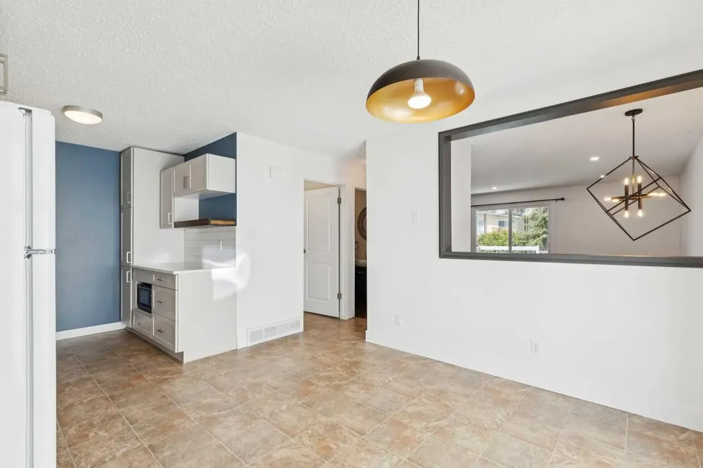 11424 8 Street SW Calgary AB T2W4J5