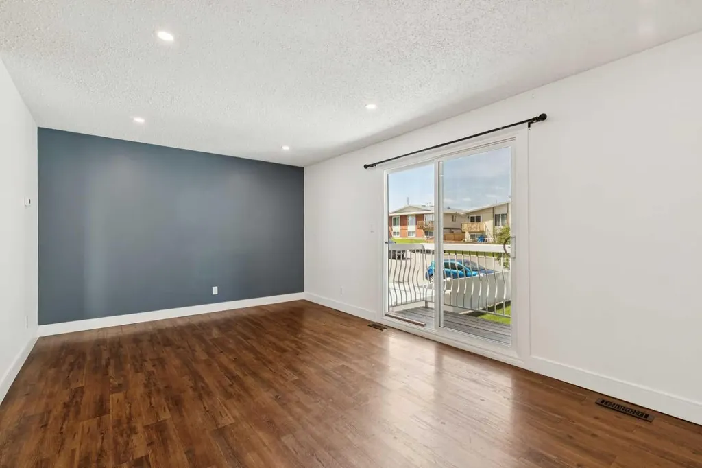 11424 8 Street SW Calgary AB T2W4J5