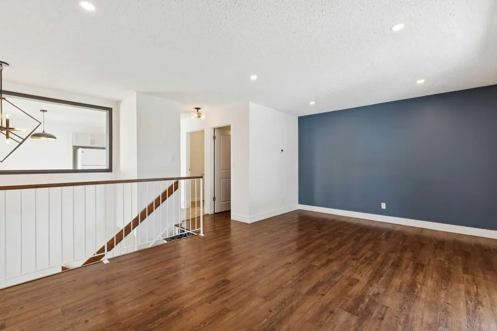 11424 8 Street SW Calgary AB T2W4J5