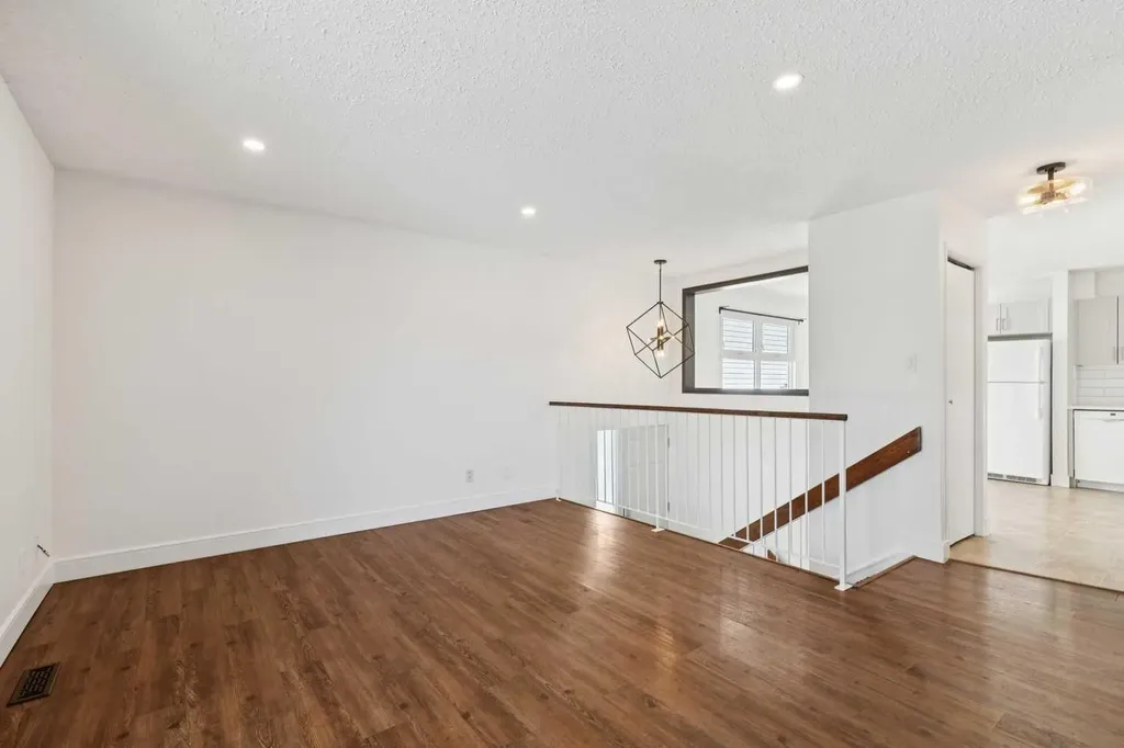 11424 8 Street SW Calgary AB T2W4J5
