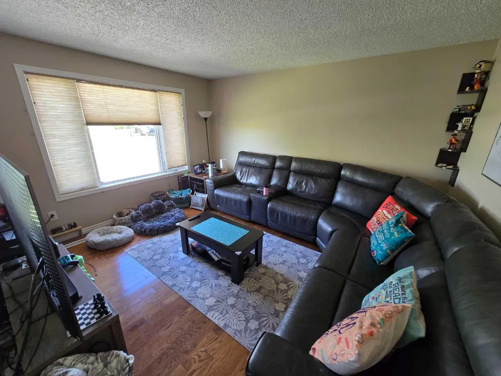 5201 55 Avenue Berwyn AB T0H 0E0