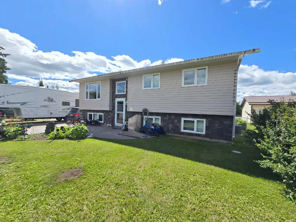 5201 55 Avenue Berwyn AB T0H 0E0