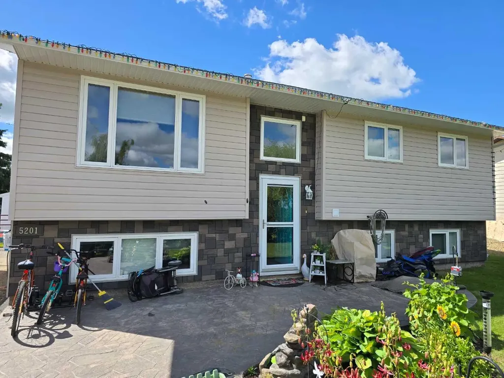 5201 55 Avenue Berwyn AB T0H 0E0