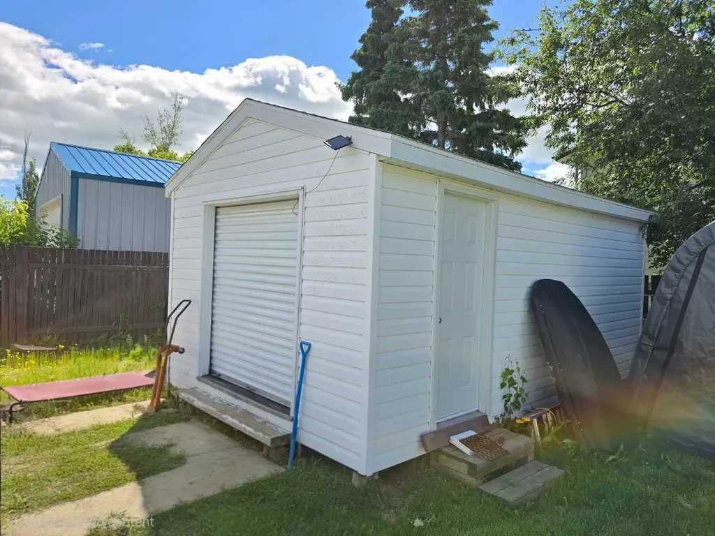 5201 55 Avenue Berwyn AB T0H 0E0
