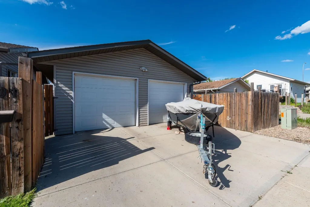 1501 49 Avenue Lloydminster SK S9V 2E7