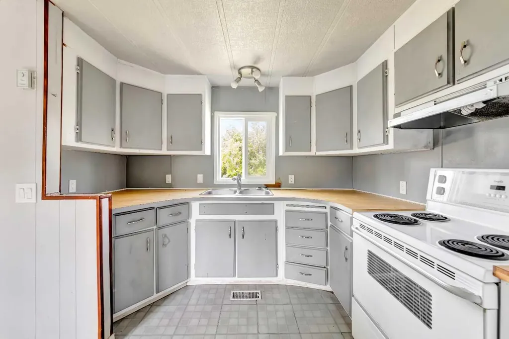 301 8 Avenue Paradise Hill SK S0M 2G0