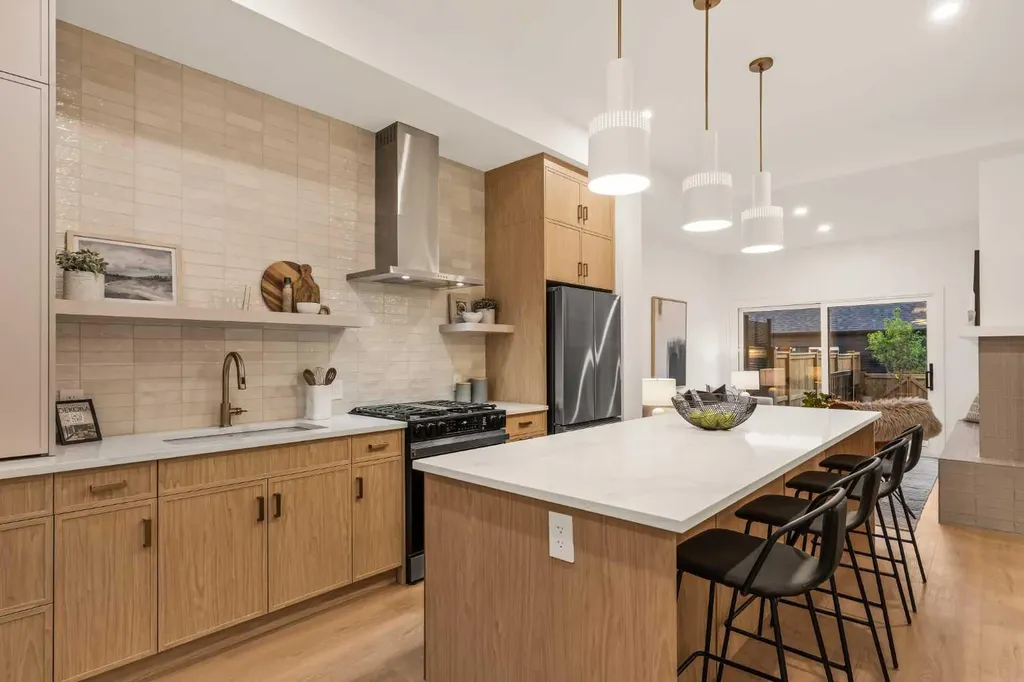 8916 33 Avenue NW Calgary AB T3B 1M6