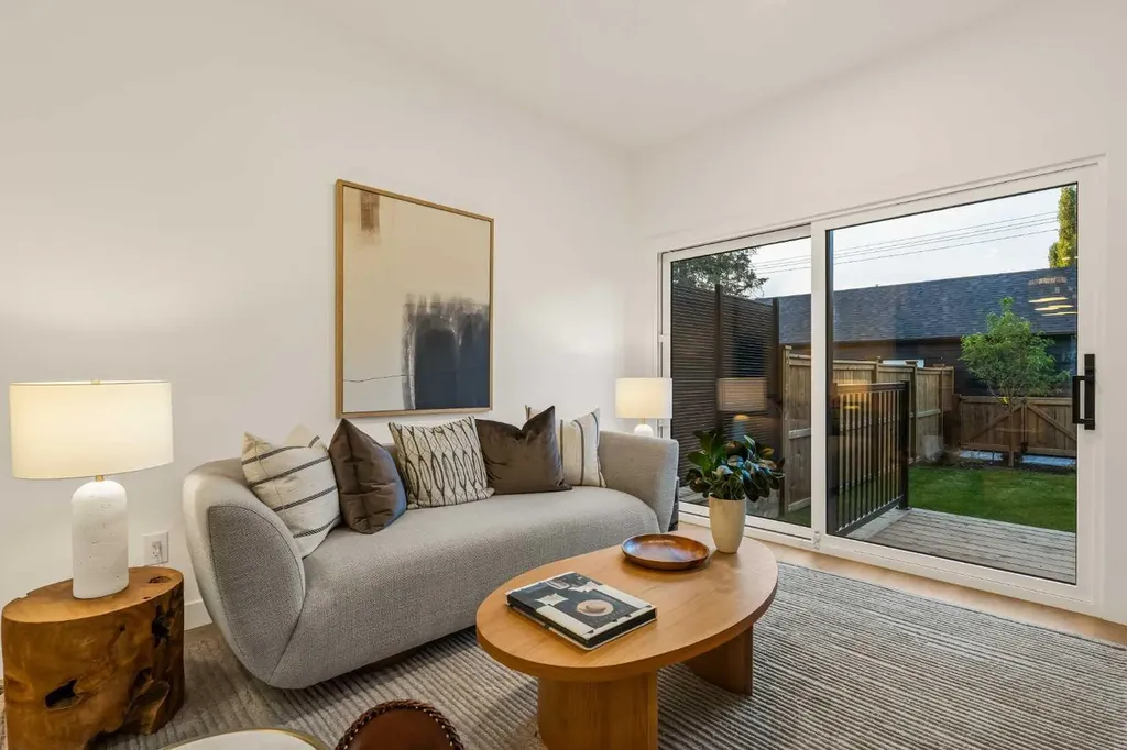 8916 33 Avenue NW Calgary AB T3B 1M6
