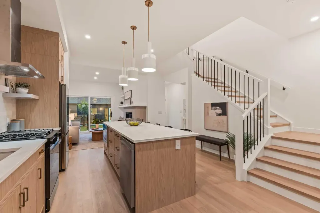 8916 33 Avenue NW Calgary AB T3B 1M6