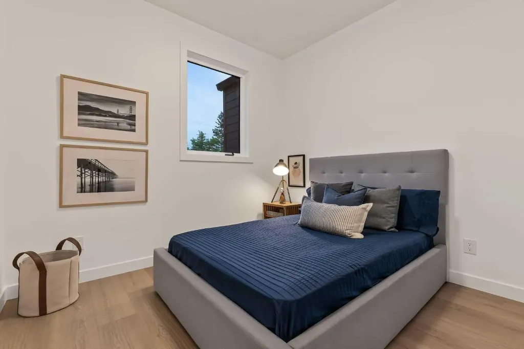 8916 33 Avenue NW Calgary AB T3B 1M6