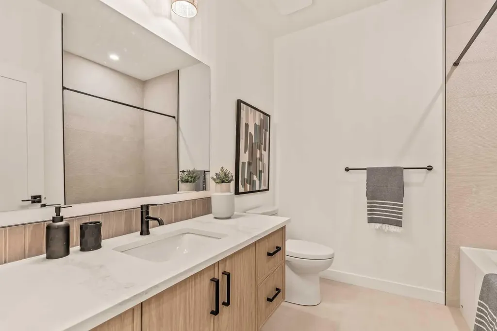 8916 33 Avenue NW Calgary AB T3B 1M6