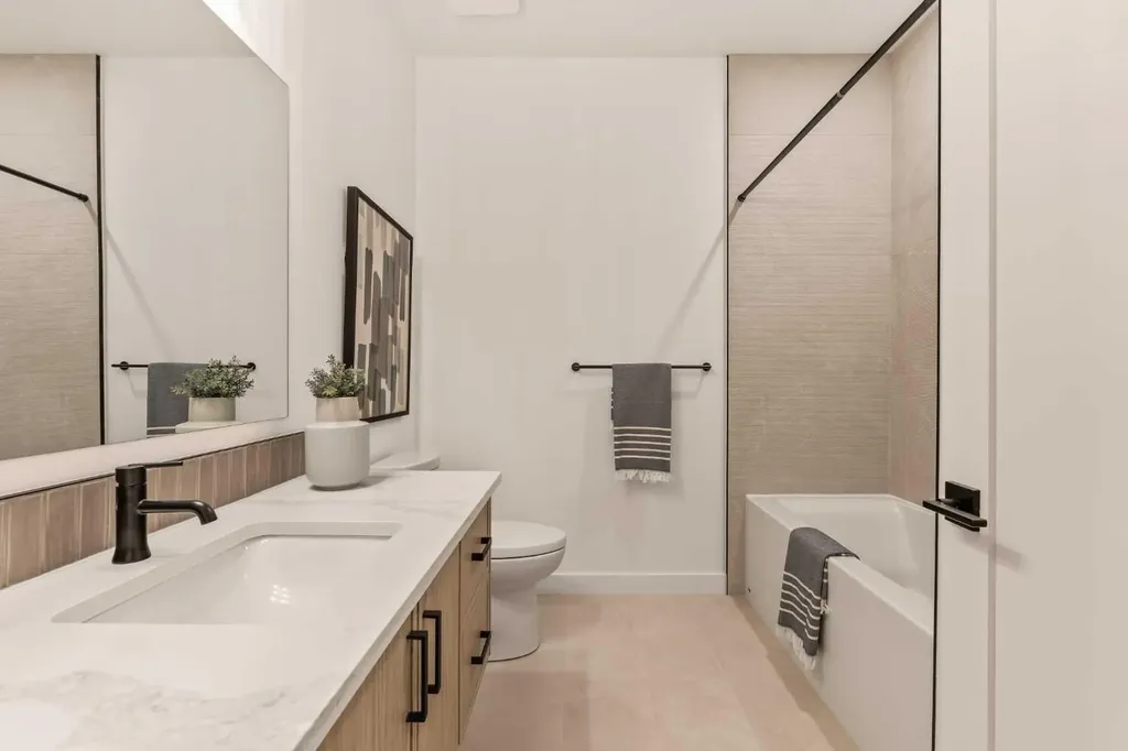 8916 33 Avenue NW Calgary AB T3B 1M6