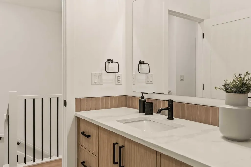 8916 33 Avenue NW Calgary AB T3B 1M6
