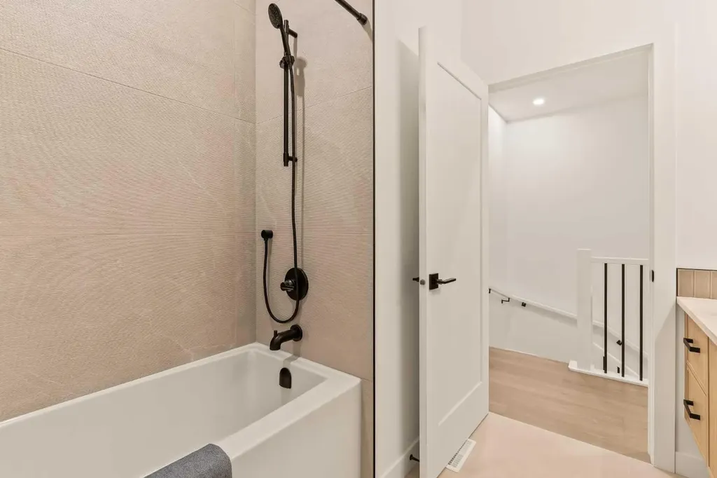 8916 33 Avenue NW Calgary AB T3B 1M6