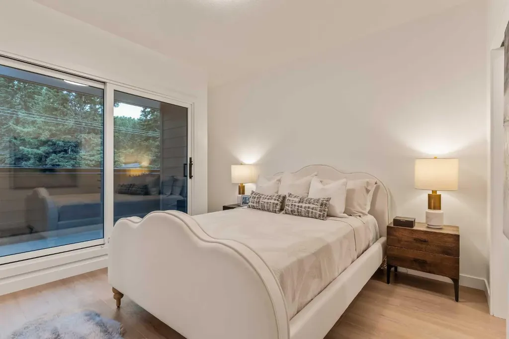 8916 33 Avenue NW Calgary AB T3B 1M6