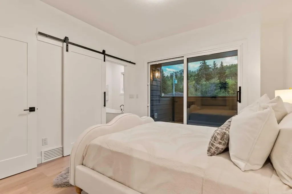 8916 33 Avenue NW Calgary AB T3B 1M6