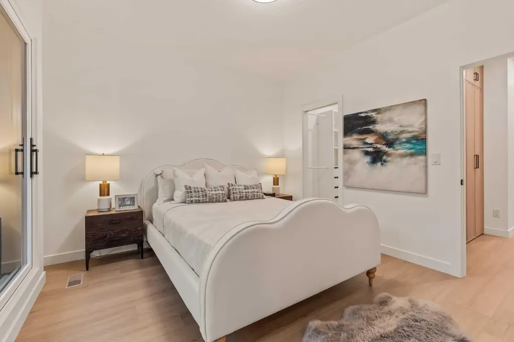 8916 33 Avenue NW Calgary AB T3B 1M6
