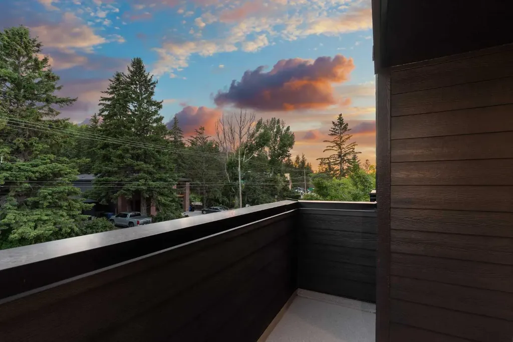 8916 33 Avenue NW Calgary AB T3B 1M6