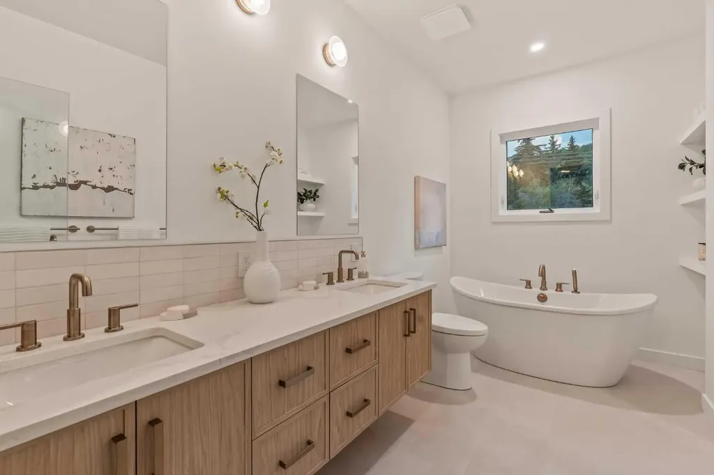 8916 33 Avenue NW Calgary AB T3B 1M6