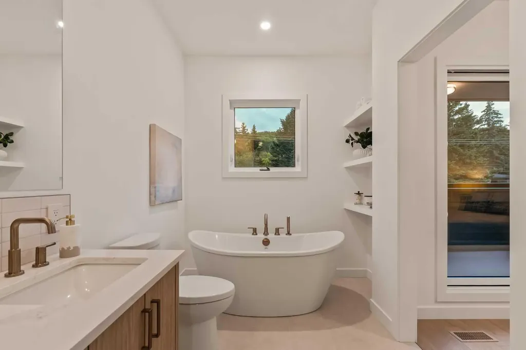 8916 33 Avenue NW Calgary AB T3B 1M6