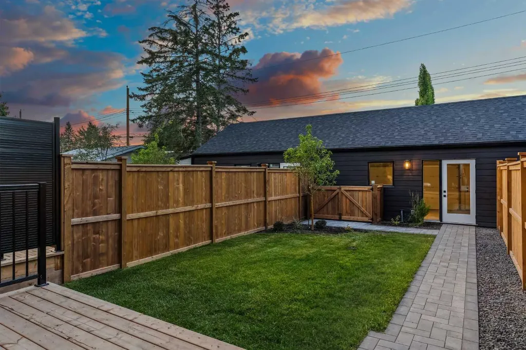 8916 33 Avenue NW Calgary AB T3B 1M6