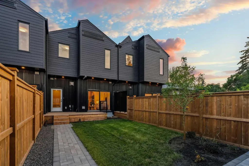 8916 33 Avenue NW Calgary AB T3B 1M6