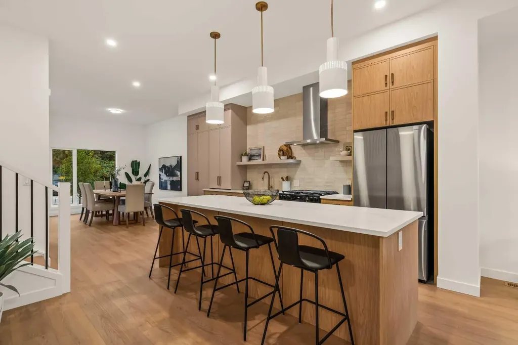 8916 33 Avenue NW Calgary AB T3B 1M6