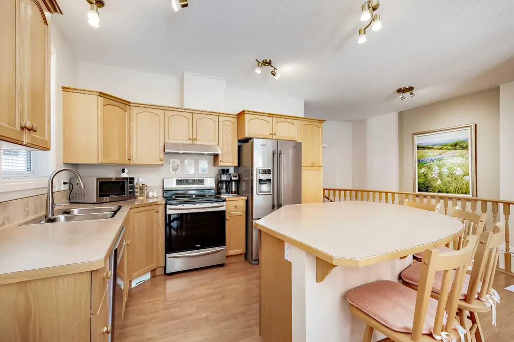 66 Royal Manor NW Calgary AB T3G 5T6