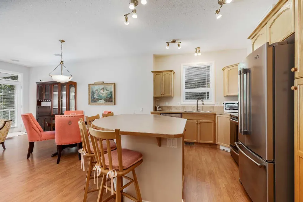 66 Royal Manor NW Calgary AB T3G 5T6
