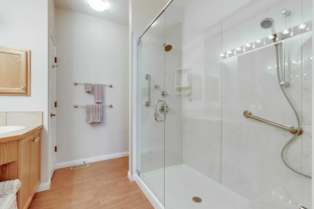 66 Royal Manor NW Calgary AB T3G 5T6