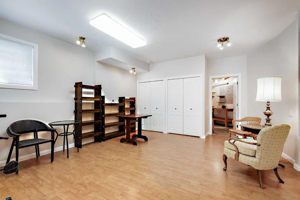 66 Royal Manor NW Calgary AB T3G 5T6