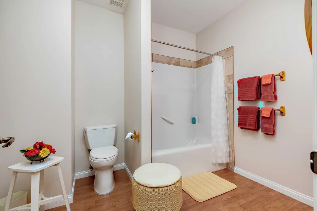 66 Royal Manor NW Calgary AB T3G 5T6