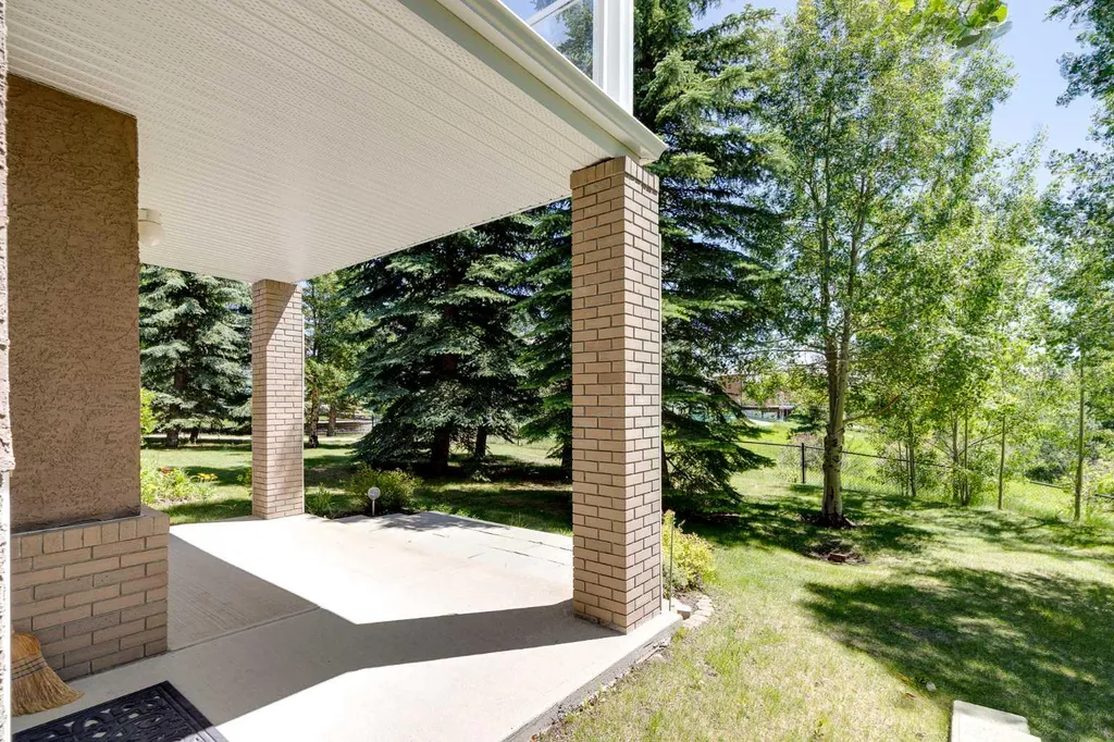 66 Royal Manor NW Calgary AB T3G 5T6