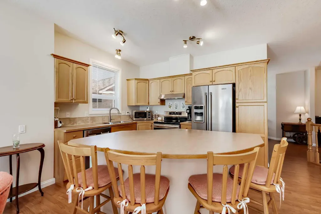 66 Royal Manor NW Calgary AB T3G 5T6