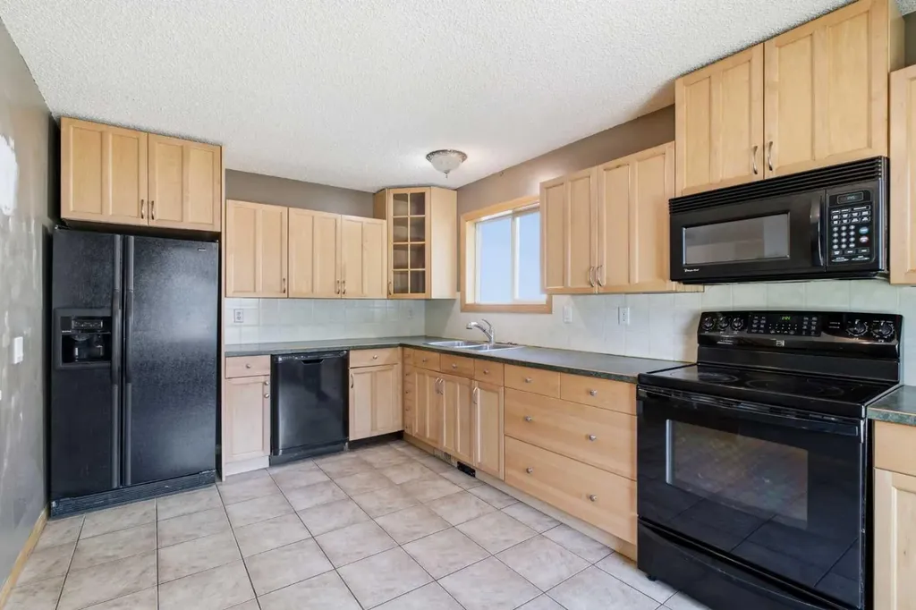 39 Woodglen Way SW Calgary AB T2W 4W8